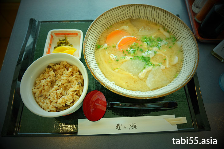 大分空港でランチ(￣￢￣) 郷土料理「だんご汁」「とり飯」が一緒に食べれる定食はこれ