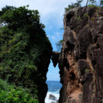 弁慶のはさみ石（新潟県佐渡島）