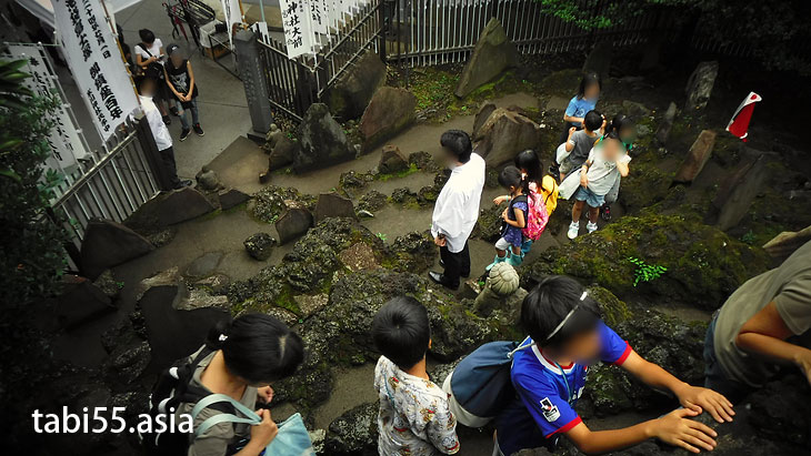 いよいよ「池袋富士塚」に登ります