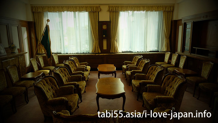 3.旧佐賀県知事室等で、知事のイスに座る