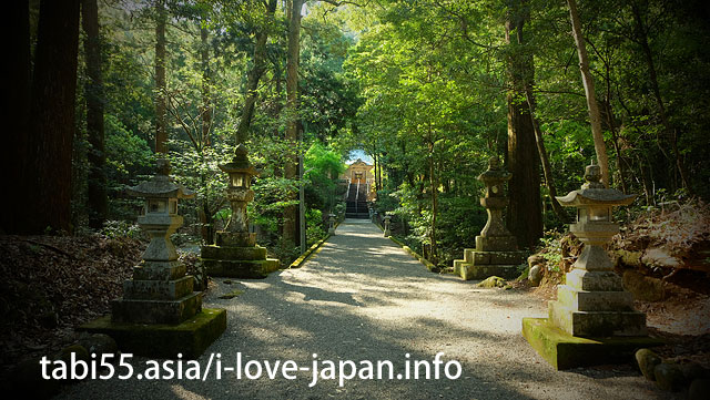 行縢（むかばき）神社で、不思議な顔した狛犬さんとご対面