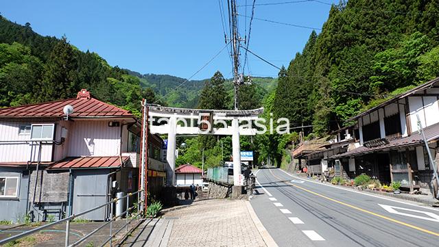 バス停「大輪」に到着！鳥居から三峯神社の表参道へ