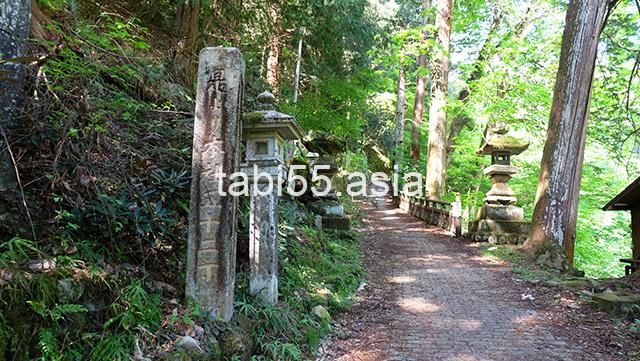 バス停「大輪」に到着！鳥居から三峯神社の表参道へ