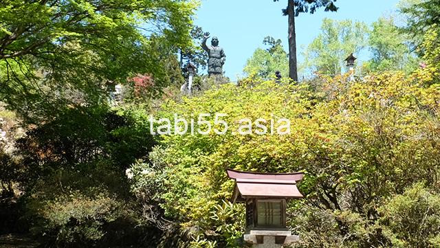 三峯神社を創祀した日本武尊（ヤマトタケルノミコト）の銅像